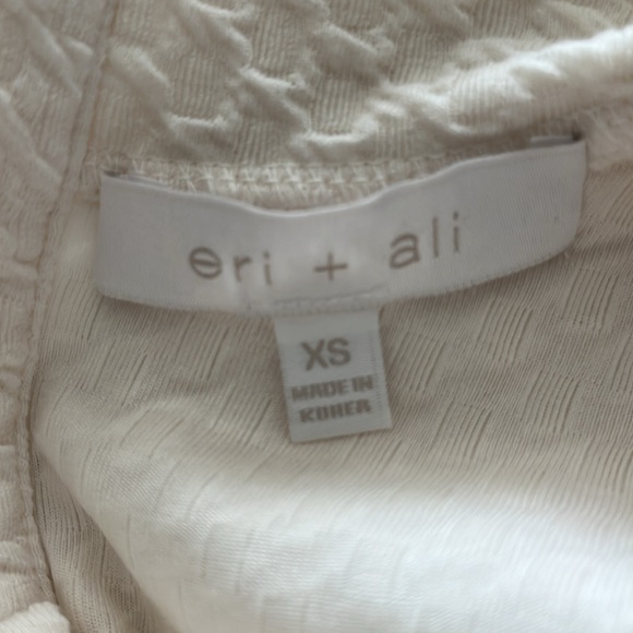 Cream colored button top - Picture 4 of 5